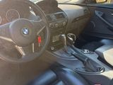 une vue de l'intérieur d'une voiture depuis le siège conducteur
