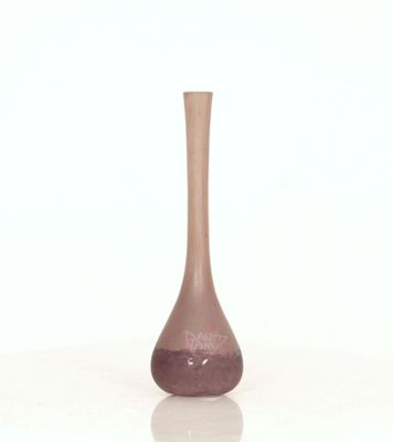 DAUM, Nancy. Vase soliflore miniature en verre teinté mauve.…