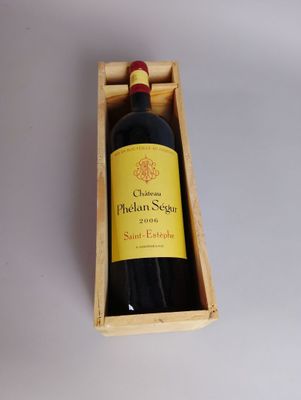 une bouteille de vin dans un coffret en bois sur une table