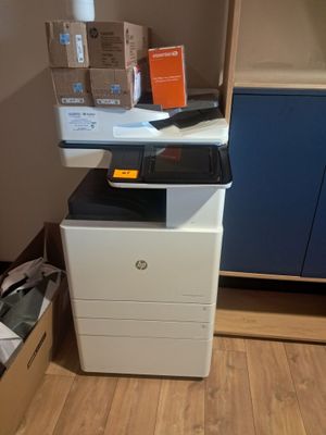 une imprimante posée sur une armoire dans une pièce