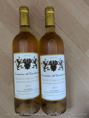 deux bouteilles de vin posées l'une à côté de l'autre sur une table en bois