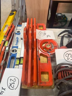 un grand nombre d'outils posés sur une table