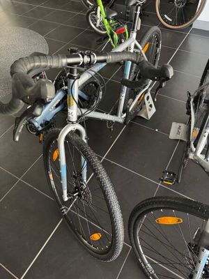 deux vélos posés par terre dans le magasin