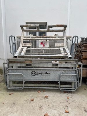 un camion équipé d'une benne à l'arrière