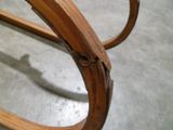 gros plan d'une chaise avec un cadre en bois