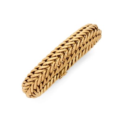 un bracelet en or avec un motif de tresse sur fond blanc