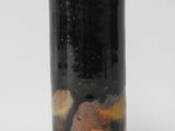 un vase noir orné d'un motif marron et jaune