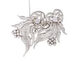 une photo d'une broche en diamant et en or blanc