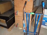une chaise en bois et un porte-objets en métal dans une pièce