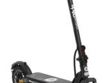gros plan d'un scooter sur fond blanc