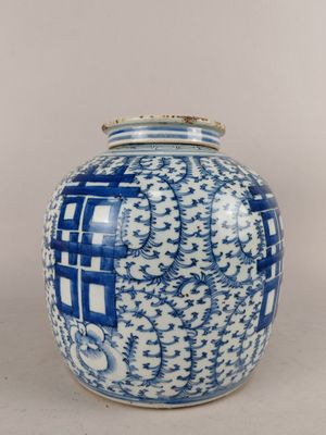 un vase bleu et blanc posé sur une table
