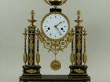 une horloge noire et or posée sur une table