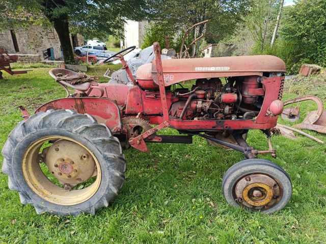 Tracteur agricole MASSEY HARRIS ancien, sans carte grise, de 1960...