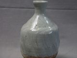 un vase blanc et marron posé sur une table