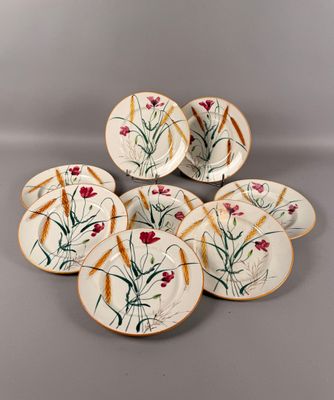 un lot de six assiettes peintes à la main, ornées de fleurs