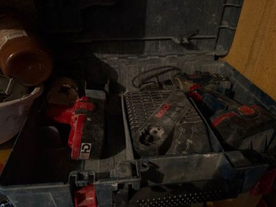 une boîte à outils avec des outils posés sur une table