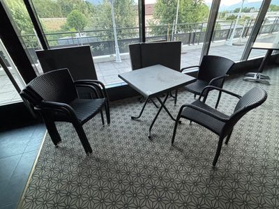 des chaises et une table dans une pièce avec vue sur les montagnes