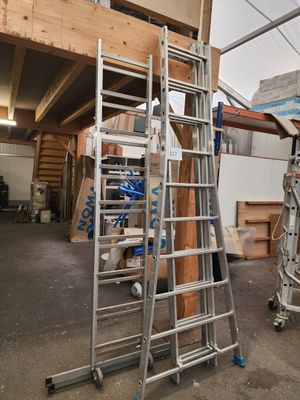 deux échelles placées l'une à côté de l'autre dans une pièce