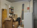 un réfrigérateur et un réfrigérateur-congélateur dans une pièce
