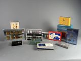un grand nombre d'objets posés sur une table