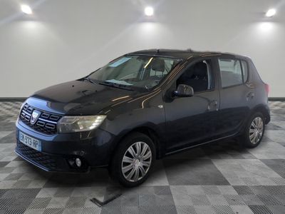 la photo d'une voiture noire garée dans un garage