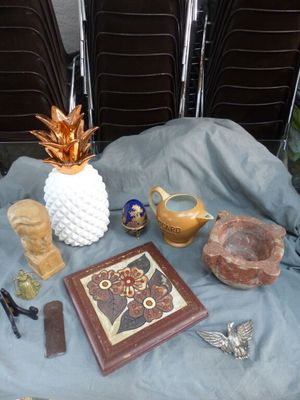 une table sur laquelle se trouvent de nombreux objets