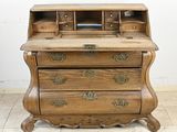 un petit bureau en bois surmonté d'un tiroir