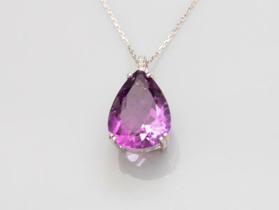 un pendentif en améthyste et diamant, monté sur une chaîne en argent