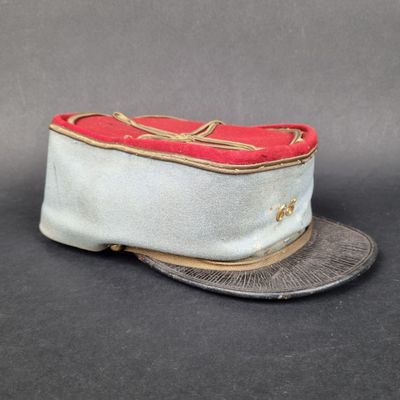 un chapeau blanc orné d'un ruban rouge