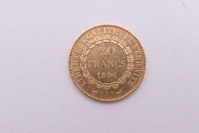 gros plan d'une pièce d'or sur une surface blanche