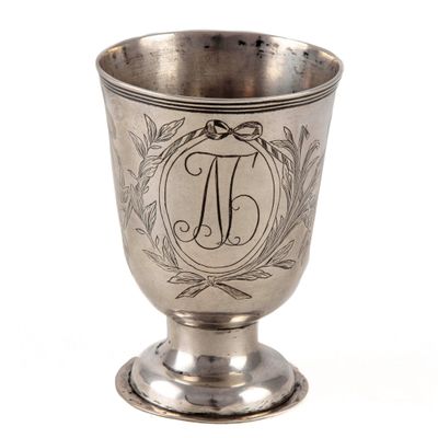 une coupe en argent sur laquelle est gravé un monogramme