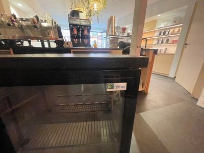une photo d'un refroidisseur à vin dans un magasin