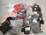 une pile de vêtements posée sur une table