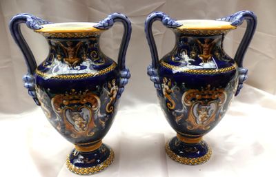 deux vases posés sur une table