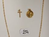 un gros plan d'un collier et d'une croix sur un fond blanc