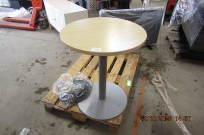 une table posée sur une palette dans un entrepôt