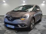 la voiture grise est garée sur un sol en damier dans le garage