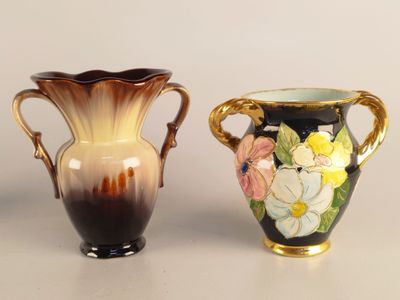 deux vases posés l'un à côté de l'autre sur une table