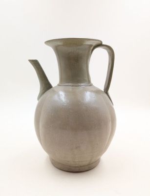 CHINE Pichet en grès porcelaineux, à couverte céladon .