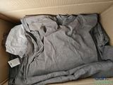 une boîte contenant des vêtements