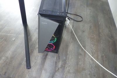 un ordinateur posé par terre à côté d'une table