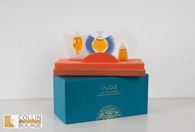 une boîte bleue sur laquelle est représenté un verre contenant un liquide orange
