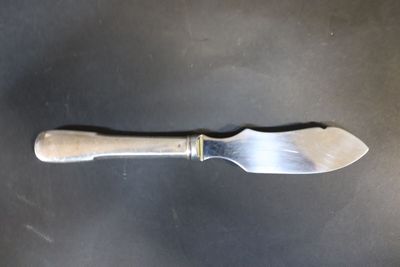 Couteau à beurre manche lisse en argent, lame inox - Photo 1