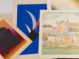 beaucoup de photos posées sur une table, avec un couteau
