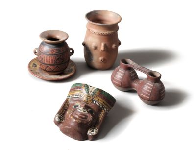 plusieurs pièces de poterie posées sur une table les unes à côté des autres