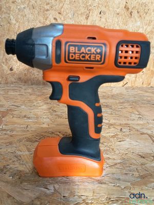 une perceuse sans fil Black & Decker sur une surface en bois