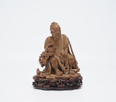 figurine chinoise en bois sculpté représentant un homme assis avec un chien