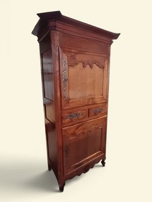 une grande armoire en bois avec un tiroir en dessous