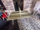 une table sur laquelle sont posés plusieurs bâtons