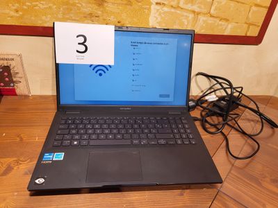 un ordinateur portable posé sur une table, avec le chiffre 3 affiché à l'écran